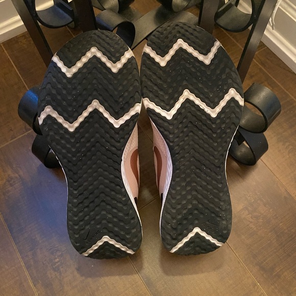 🪸🍂Nike Revolution 5
Barely Rose (Women's) No Insole but like new - Picture 14 of 14